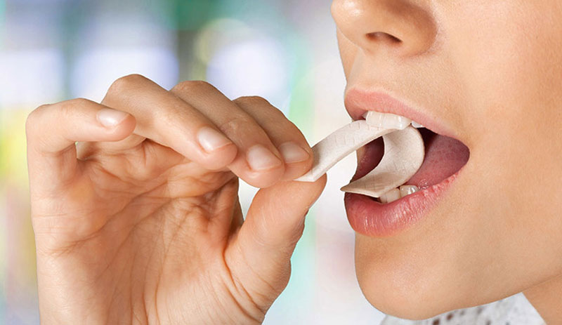 Nhai kẹo cao su, sử dụng xịt thơm miệng vị bạc hà, ăn kẹo chua