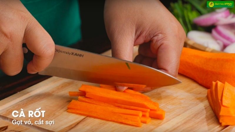 Cắt sợi cà rốt để làm dưa giá