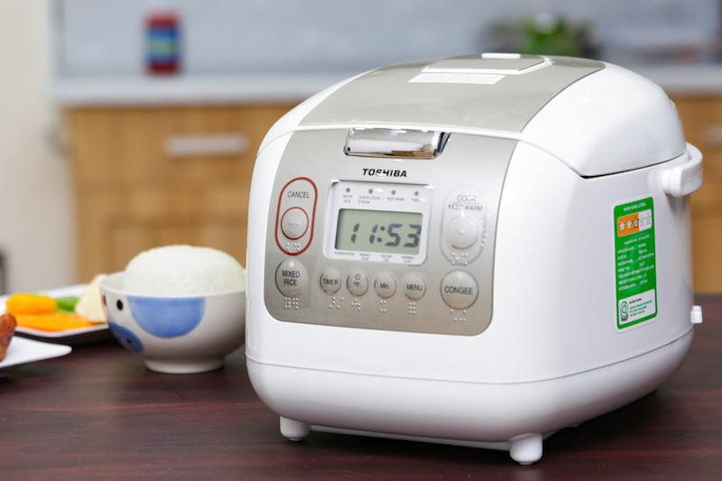 What is an electronic rice cooker and how is it different from a mechanical rice cooker?