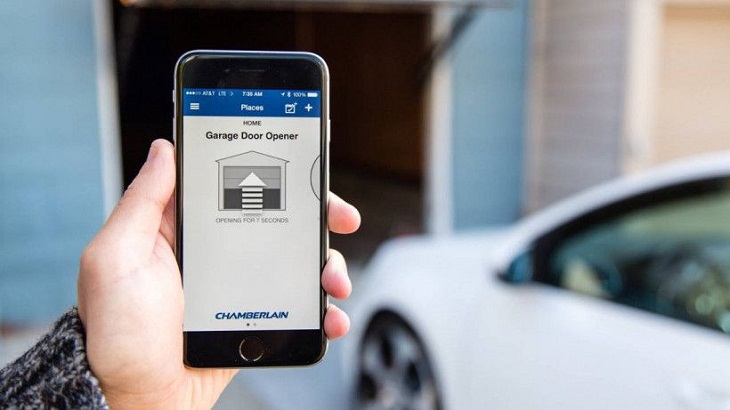 Thiết bị mở cửa nhà xe thông minh giúp bạn mở cửa nhà xe thông qua việc điều khiển từ xa trên ứng dụng điện thoại