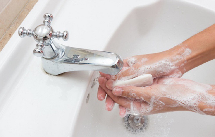 Rửa tay bằng xà phóng diệt khuẩn