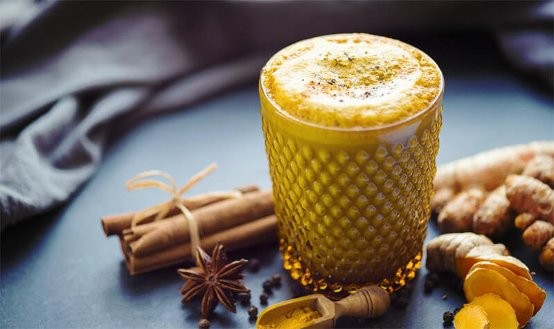 How to make turmeric milk strengthens the resistance, and also beautiful skin