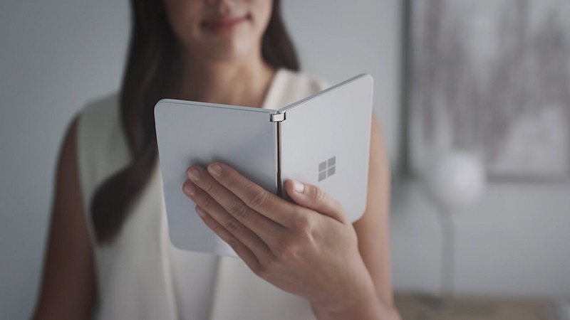 Smartphone màn hình gập Microsoft Surface Duo bắt đầu xuất hiện ngoài thực tế, ngày bán ra thị trường chắc không còn xa Smartphone màn hình gập Microsoft Surface Duo bắt đầu xuất hiện ngoài thực tế, ngày bán ra thị trường chắc không còn xa
