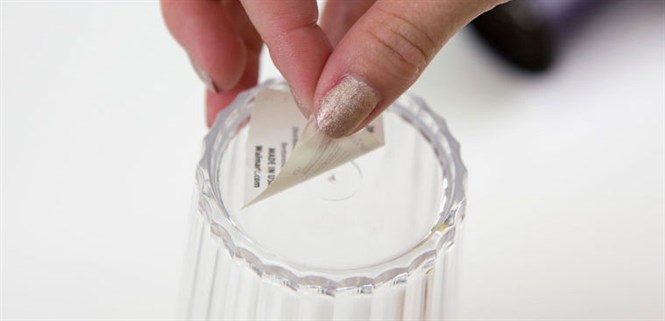 Mẹo loại bỏ nhãn dán trên chai lọ thuỷ tinh