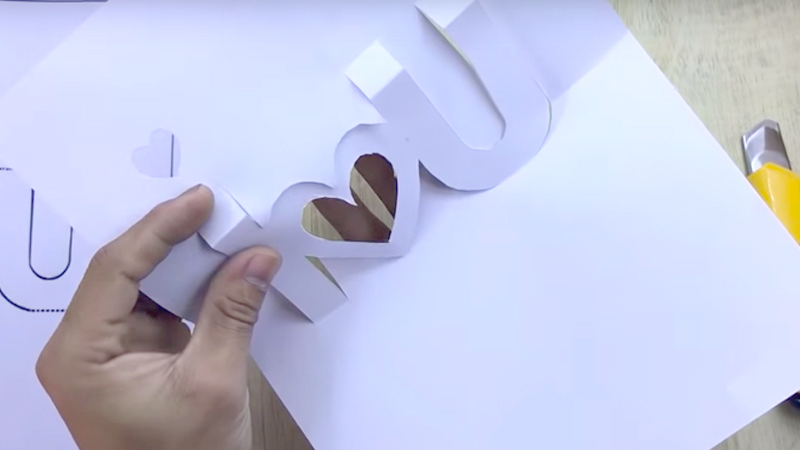 Thiệp 3D trái tim Valentine handmade là món quà tuyệt vời để bạn dành tặng người mình yêu. Sự kết hợp giữa màu sắc, hình dáng và các chi tiết thủ công đến từng chi tiết làm cho thiệp 3D trở thành món quà đặc biệt thể hiện rõ ý nghĩa \