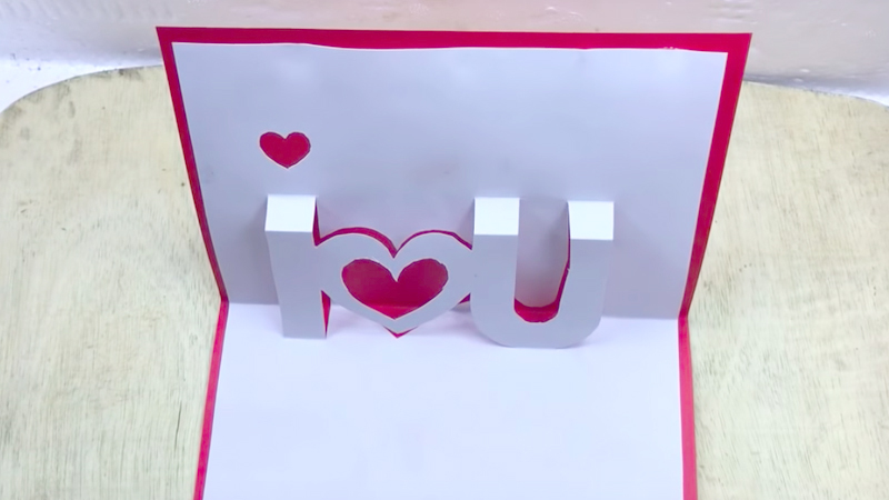 Thiệp 3D trái tim: 
Bạn muốn tìm một món quà có tính thẩm mỹ cao và đầy tình yêu vào dịp lễ Valentine? Thiệp 3D trái tim sẽ là sự lựa chọn hoàn hảo cho bạn. Thiệp được thiết kế với nhiều tầng và vật liệu khác nhau như giấy dán hoa văn, decal và thươnng hiệu 3D. Hãy để chúng tôi giúp bạn thể hiện tình yêu của mình một cách đầy ngọt ngào và lãng mạn nhất.