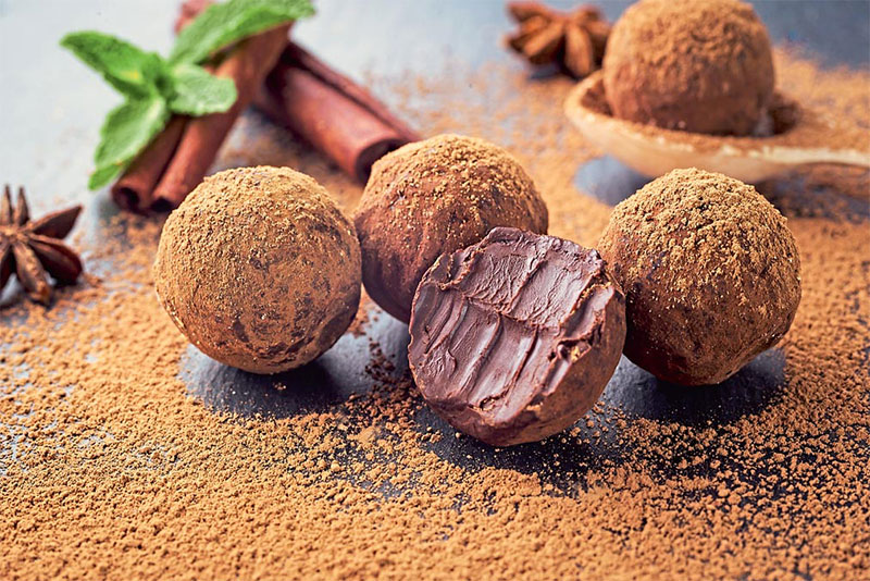 Chocolate truffles là một loại bánh ngọt có nguồn gốc từ Pháp, bên trong có lớp socola ngọt ngào.