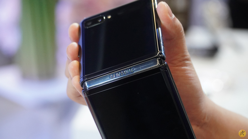 Trên tay nhanh Samsung Galaxy Z Flip tại Việt Nam Trên tay nhanh Samsung Galaxy Z Flip tại Việt Nam