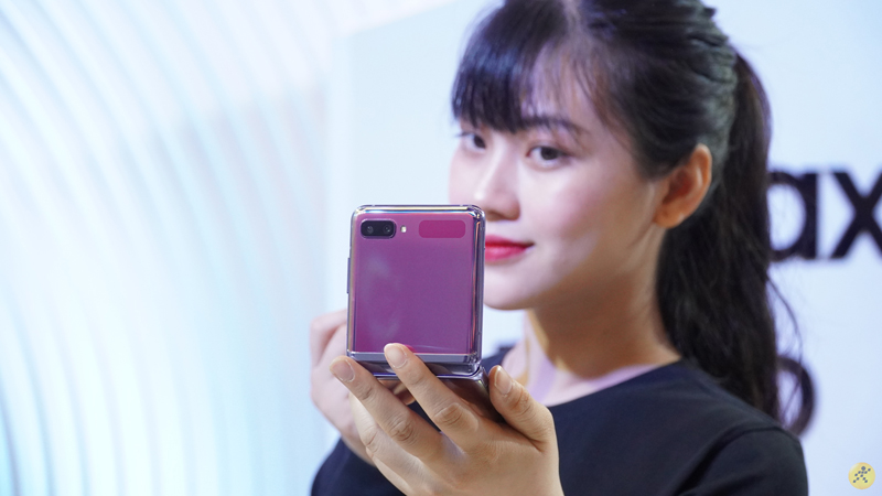 Trên tay nhanh Samsung Galaxy Z Flip tại Việt Nam Trên tay nhanh Samsung Galaxy Z Flip tại Việt Nam