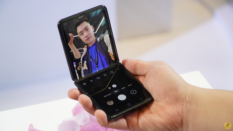 Trên tay nhanh Samsung Galaxy Z Flip tại Việt Nam Trên tay nhanh Samsung Galaxy Z Flip tại Việt Nam