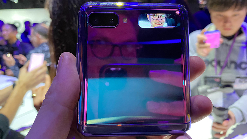 Trên tay Samsung Galaxy Z Flip Trên tay Samsung Galaxy Z Flip