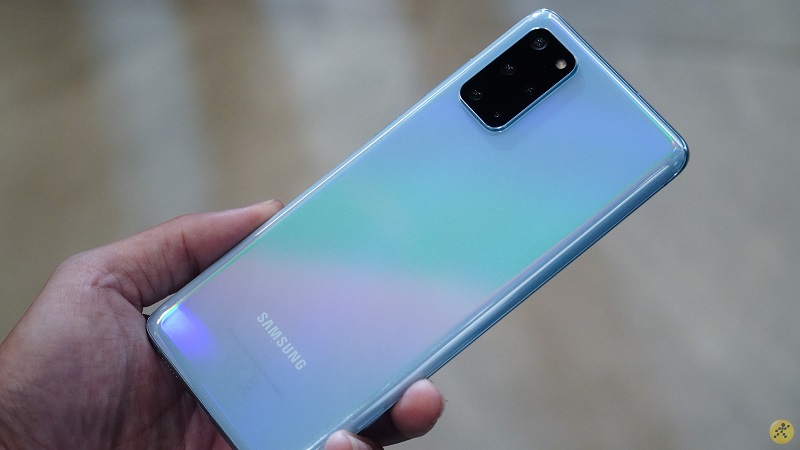 Màu xanh trên Galaxy S20 Plus với hiệu ứng tán sắc nhẹ nhàng tinh tế Màu xanh trên Galaxy S20 Plus với hiệu ứng tán sắc nhẹ nhàng tinh tế