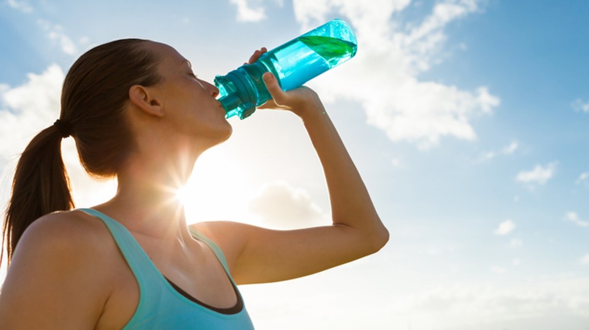 Uống nước: uống đủ nước để bù lại lượng nước bị mất do nắng nóng
