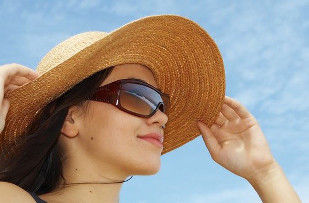 Đeo kính râm giúp bảo vệ cơ thể trước các tia UV có hại