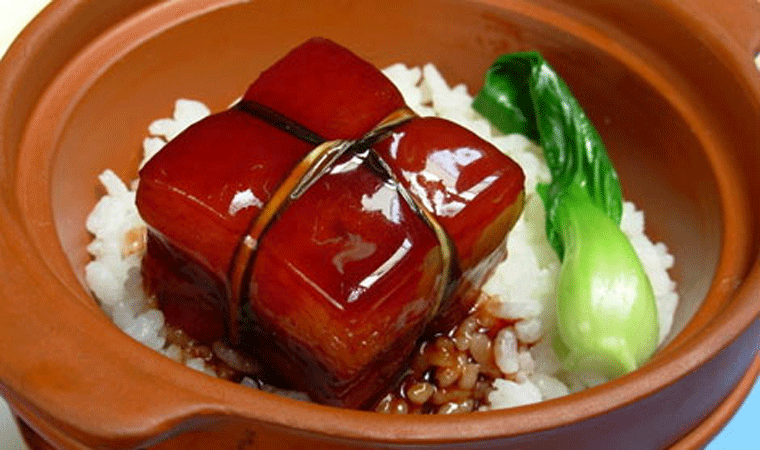 Dùng món thịt kho Đông Pha kèm cơm trắng và cải thìa hấp