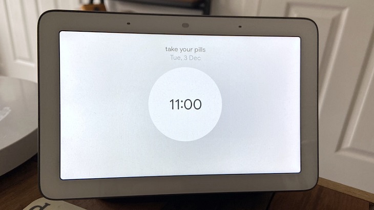 Cách cài đặt và sử dụng loa Google Home để báo thức và phát nhạc > Hiển thị báo thức đã cài đặt trên loa Google Home có trang bị màn hình