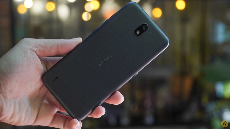 Thiết kế cho trải nghiệm cầm nắm tốt, pin vừa đủ dùng