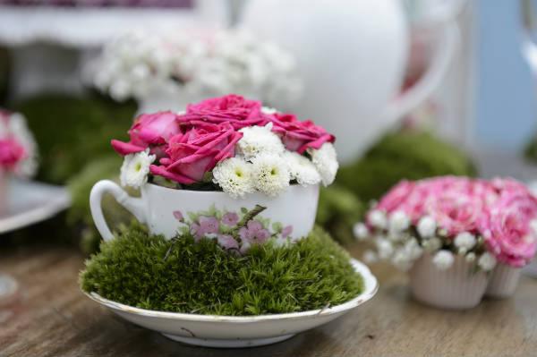 Old tea cups can be used as vases for flowers