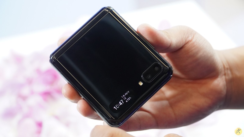 Phần màn hình phụ của Samsung Galaxy Z Flip