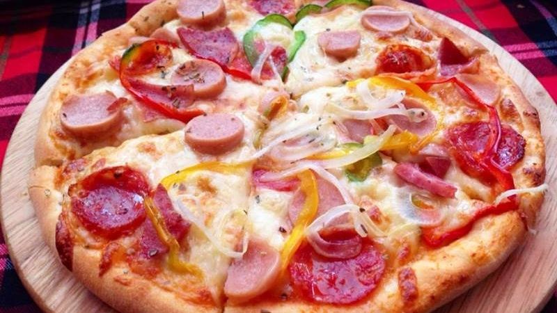 How to make delicious, greasy, thick crust pizza with simple and delicious sausage