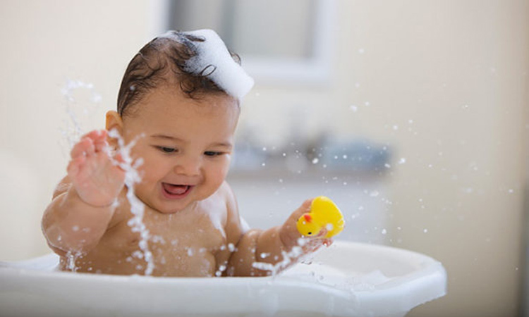 Cách sử dụng nhiệt kế để pha sữa, nước tắm cho trẻ