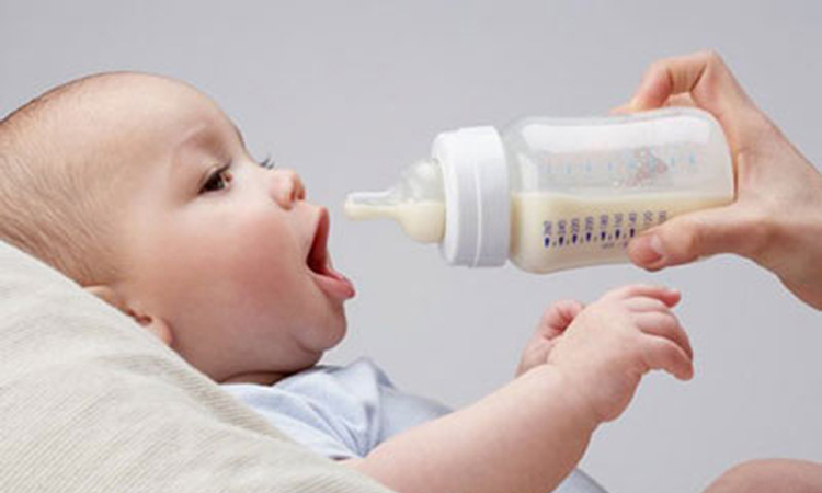 Trước khi pha sữa cho bé mẹ cần rửa sạch tay, tiệt trùng các dụng cụ pha sữa và bình sữa