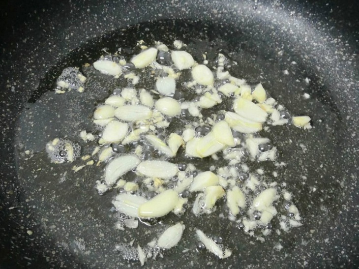 Preparing garlic