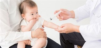Chăm sóc và theo dõi bé sau khi tiêm phòng