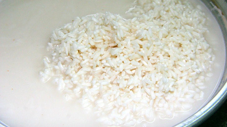 Chuẩn bị gạo nấu cháo