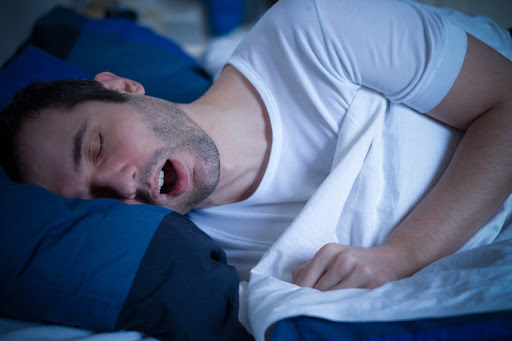 Ngủ mở miệng khi ngủ khiến bạn đau họng