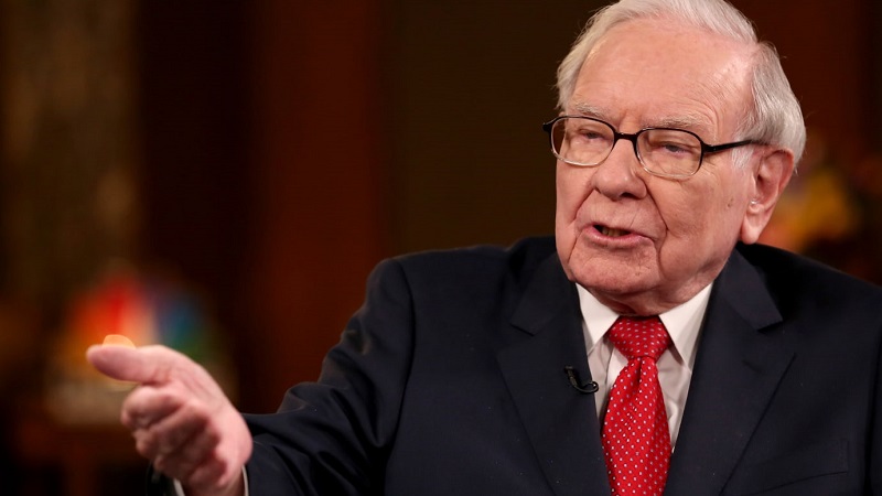 Sau hơn 10 năm dùng điện thoại nắp gập của Samsung, bây giờ tỷ phú Warren Buffet đã chịu lên đời iPhone 11 Sau hơn 10 năm dùng điện thoại nắp gập của Samsung, bây giờ tỷ phú Warren Buffet đã chịu lên đời iPhone 11