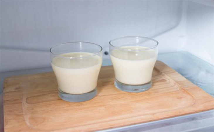 Bước 3 Trộn, đổ hỗn hợp ra ly/khuôn Panna cotta sầu riêng