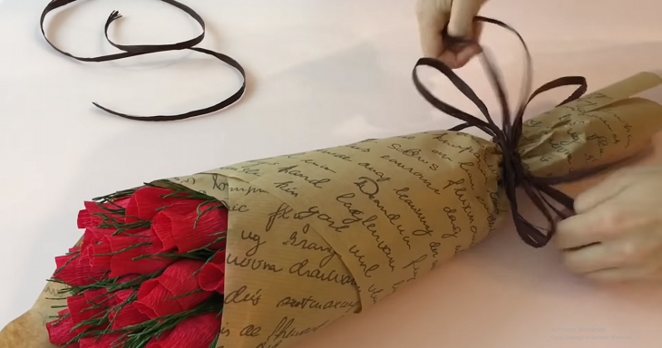 Cuối cùng, bạn dùng dây ruy băng để tạo điểm nhấn cho bó hoa