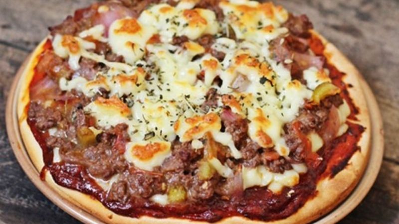 Pizza bò thêm phô mai và nhiều loại sốt khác nhau