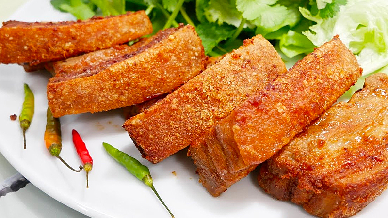 Thịt ba rọi chiên muối: Da giòn rụm và bí quyết chiên không bị văng Thịt ba rọi chiên muối: Da giòn rụm và bí quyết chiên không bị văng