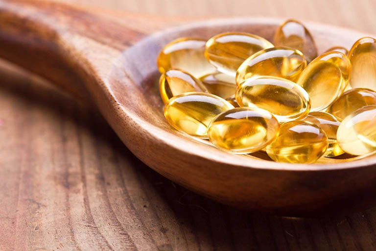 Tác dụng phụ của dầu cá Tăng đường huyết: Việc bổ sung quá nhiều axit béo omega-3 sẽ có nguy cơ làm tăng kích thích sản xuất glucose, từ đó kéo theo lượng đường trong máu cũng tăng lên, cụ thể là dùng 8g axit béo omega-3 mỗi ngày sẽ khiến bệnh nhân đái tháo đường tuýp 2 bị tăng khoảng 22% lượng đường trong máu trong thời gian khoảng 8 tuần. Chảy máu: nếu bạn có hiện tượng bị chảy máu nướu răng và chảy máu cam thì đừng loại bỏ trường hợp có thể bạn bị sử dụng quá liều dầu cá. Bởi theo một số nghiên cứu mới đây việc sử dụng quá nhiều dầu cá sẽ làm ức chế quá trình đông máu, dẫn đến dễ chảy máu cam, máu chân răng. Huyết áp thấp: nếu bạn bị huyết áp cao thì bạn có thể uống dầu cá với liều lượng vừa đủ để cân bằng huyết áp, tuy nhiên nếu như bạn bị huyết áp thấp mà sử dụng dầu cá sẽ gây nên những vấn đề nghiêm trọng về sức khỏe. Tiêu chảy: Một trong những tác dụng phụ của dầu cá đó chính là gây nên chứng đầy hơi, tiêu chảy. Nếu bạn uống dầu cá mà bị tiêu chảy thì hãy xem xét lại liều lượng sử dụng và hỏi ý kiến của bác sĩ. Gây chứng bệnh dạ dày: Sử dụng dầu cá còn gây nên tác dụng phụ đó là trào ngược axit dẫn đến ợ hơi, buồn nôn và cảm thấy khó chịu nguyên nhân là do nồng độ chất béo trong dầu cá quá cao. Ngộ độc vitamin A: Một số dầu cá có chứa nhiều vitamin A và khi dùng với lượng lớn có thể gây ngộ độc với những tác dụng phụ như chóng mặt, buồn nôn, đau khớp và kích ứng da về lâu dài còn gây tổn thương gan. Mất ngủ: Uống nhiều dầu cá gây cản trở giấc ngủ, gây ra bệnh mất ngủ đặc biệt là ở trẻ nhỏ. Dầu cá dùng bao nhiêu là đủ? Theo Cơ quan an toàn thực phẩm châu u, việc bổ sung axit béo omega-3 vẫn an toàn với liều lên đến 5.000mg mỗi ngày. Theo WHO thì phụ nữ mang thai nên sử dụng 300mg hỗn hợp EPA và DHA đây là hai dạng thiết yếu của axit béo omega 3, trẻ sơ sinh đến 1 tuổi, lượng omega-3 cần cung cấp vào khoảng 500mg và tăng dần đến khi 14 tuổi, người trưởng thành, nữ cần được cung cấp 1.100mg mỗi ngày và nam là 1.600mg. Trên đây là những tác dụng của dầu cá, tuy nhiên để dầu cá có thể phát huy tác dụng của nó bạn cần biết cách sử dụng đúng thời điểm và đúng liều lượng. Tốt nhất trước khi sử dụng dầu cá bạn nên hỏi ý kiến bác sĩ để nhận được lời khuyên tốt nhất.