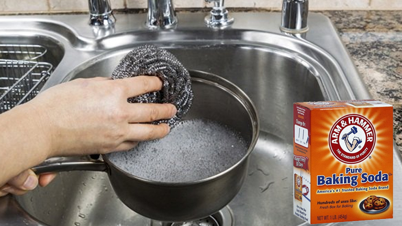 Dùng baking soda rửa sạch nồi, chảo nhiều dầu mỡ