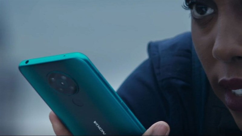 Điện thoại Nokia 5G mới xuất hiện trong trailer phim 007: Không phải lúc chết. Chắc nhiều NoFan không để ý chi tiết này?