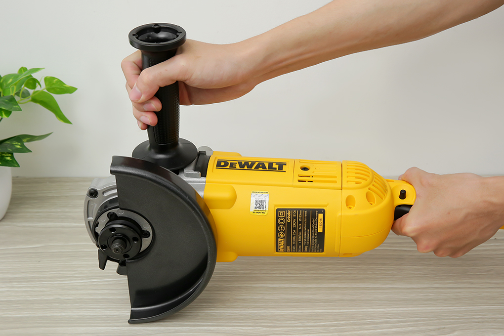 Máy mài góc lớn Dewalt D28491-B1 2000W sử dụng nguồn điện, hoạt động mạnh mẽ