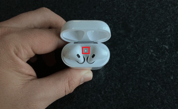 Bước 2: Mở nắp và nhấn nút ở mặt sau hộp để đưa tai nghe vào chức năng Pair cho đến khi đèn nhấp nháy màu trắng.