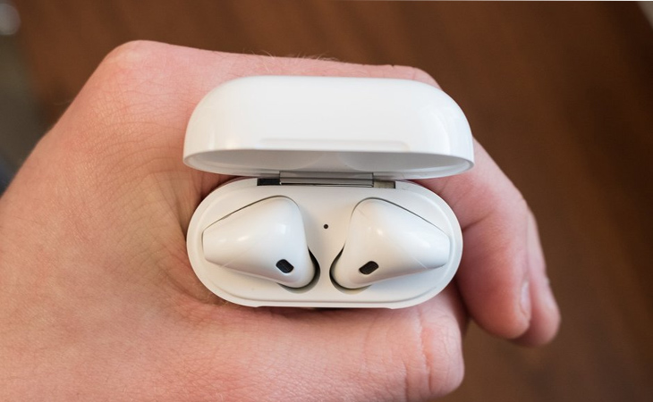 Cách kết nối và sử dụng tai nghe AirPods với điện thoại Android > Bước 1: Đặt tai nghe AirPods trở lại hộp sạc.