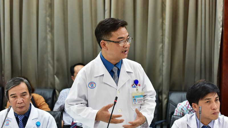 TS. BS Lê Quốc Hùng cho biết để tránh virus bằng cách chặn virus đi vào vùng họng TS. BS Lê Quốc Hùng cho biết để tránh virus bằng cách chặn virus đi vào vùng họng