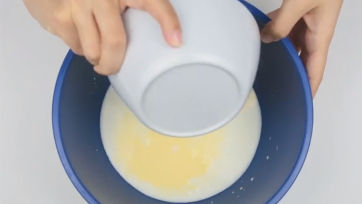 Bước 2 Cho bơ tan chảy vào sữa nguyên kem Kem béo đơn giản