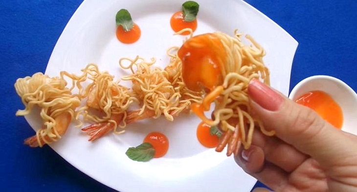 Cách làm món tôm cuộn mì gói ngon mê ly Cách làm món tôm cuộn mì gói ngon mê ly