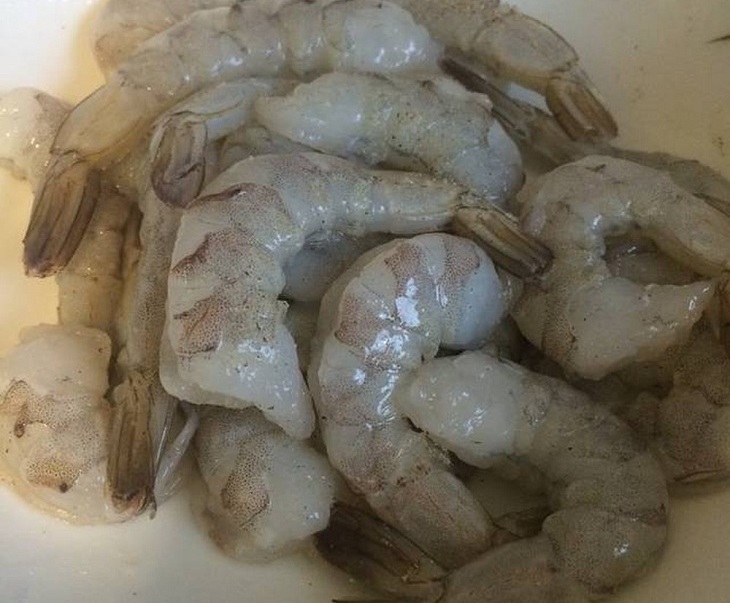 Tôm lột vỏ, cắt bớt đầu, giữ lại đuôi, rút chỉ Tôm lột vỏ, cắt bớt đầu, giữ lại đuôi, rút chỉ