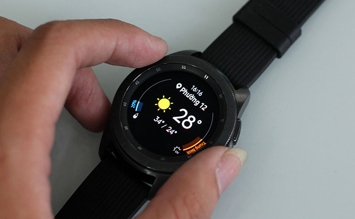 Hướng dẫn cách khôi phục cài đặt gốc trên smartwatch Samsung > Bước 1: Tắt đồng hồ thông minh của bạn bằng cách nhấn và giữ nút nguồn