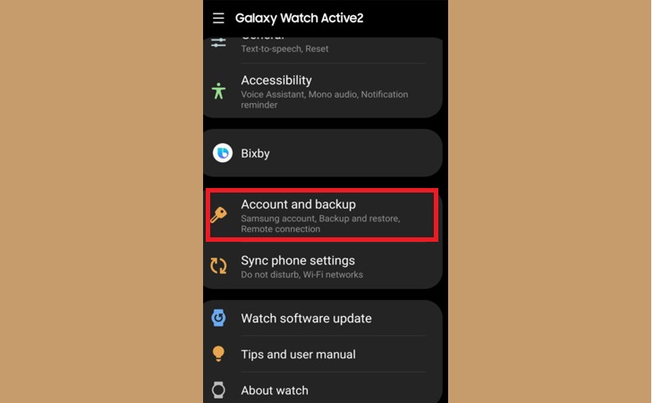 Hướng dẫn cách khôi phục cài đặt gốc trên smartwatch Samsung > Bước 1: Mở ứng dụng Galaxy Wearable trên điện thoại > Nhấn vào tùy chọn Tài khoản và sao lưu