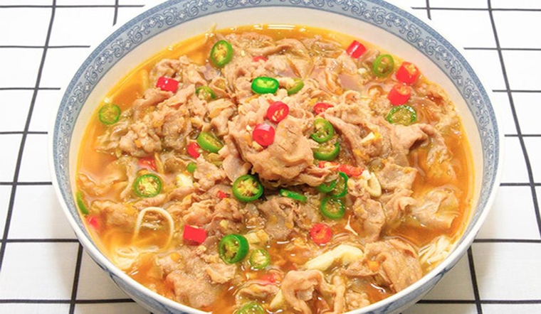 Nấu canh thịt bò nấm kim châm nóng hổi, bỏ dưỡng