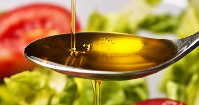 Sự khác nhau dầu ăn nguyên chất và dầu ăn tinh luyện, dùng loại nào sẽ tốt hơn?