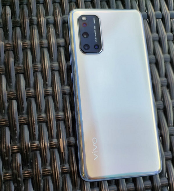 Vivo V19 có 1 phiên bản mới với camera selfie kép, chip Snapdragon 712, hình ảnh thực tế của smartphone này cũng vừa xuất hiện